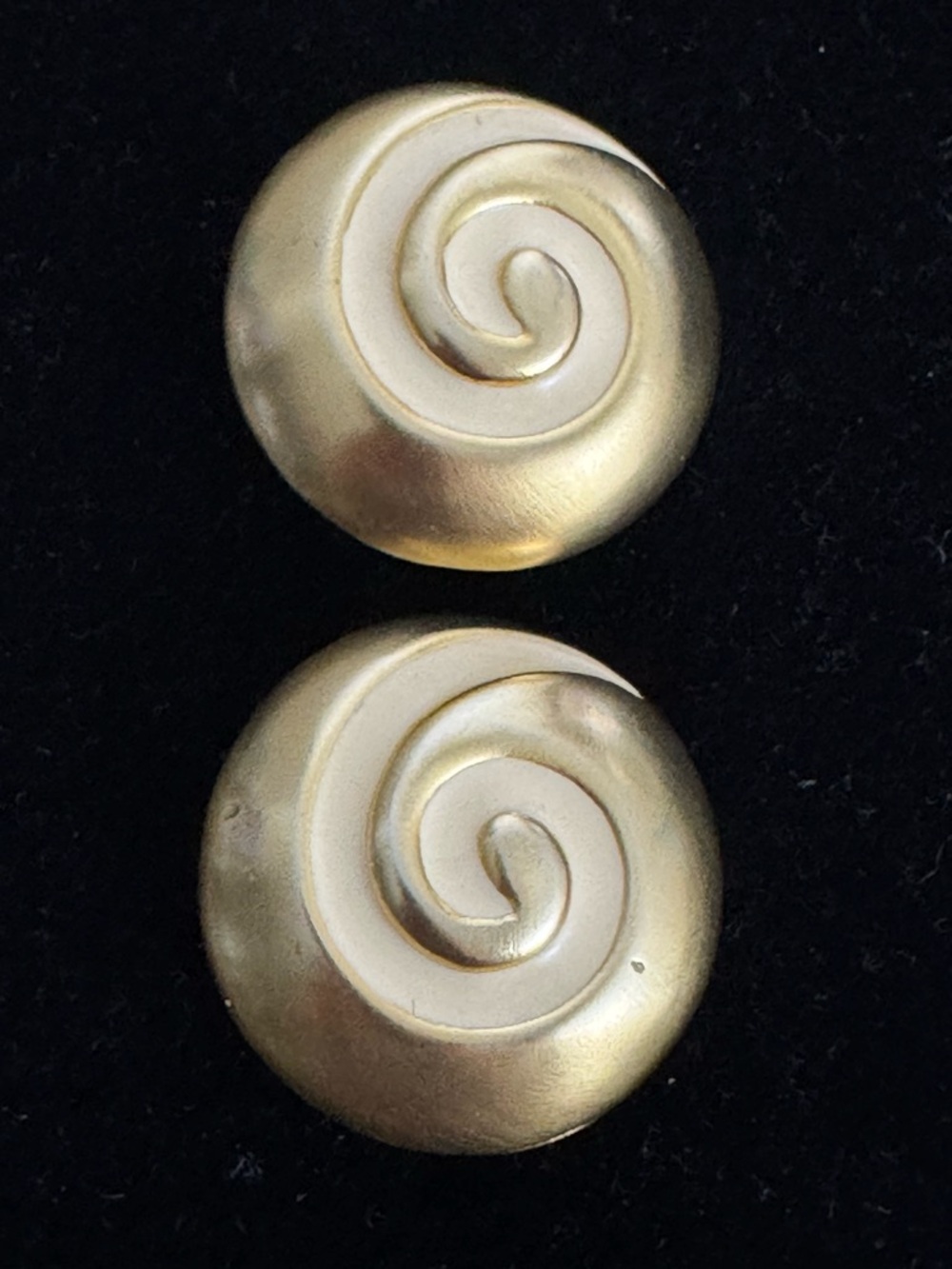 Vtg Les Bernard Gold Tone Clip on Earings Distinctive Cream Enamel Swirl Design